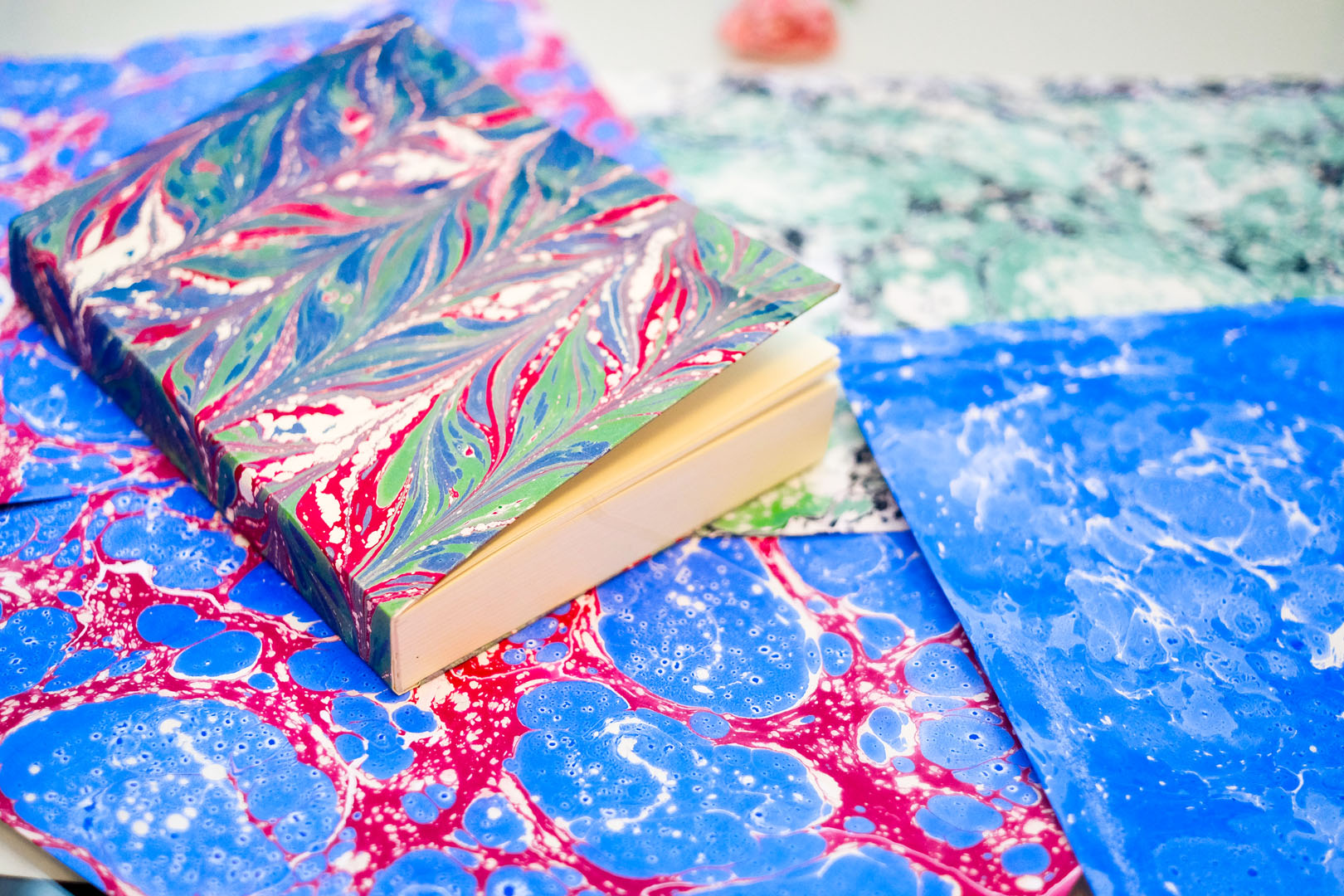 Farby ebru na powierzchni wody — tworzenie wzoru