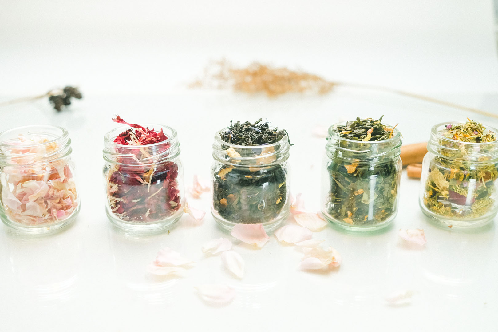 Mieszanki herbaciane — słoiczki z ziołami