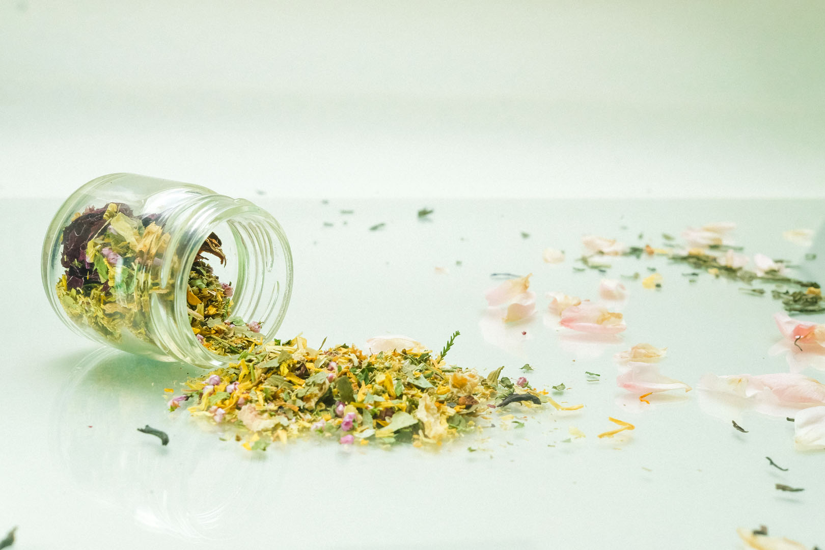 Herbaty i zioła — sypkie mieszanki i suszone kwiaty