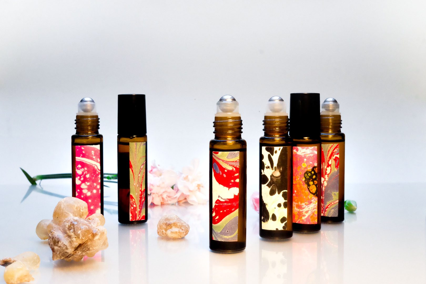 Przelewanie olejku do flakonika — proces tworzenia perfum