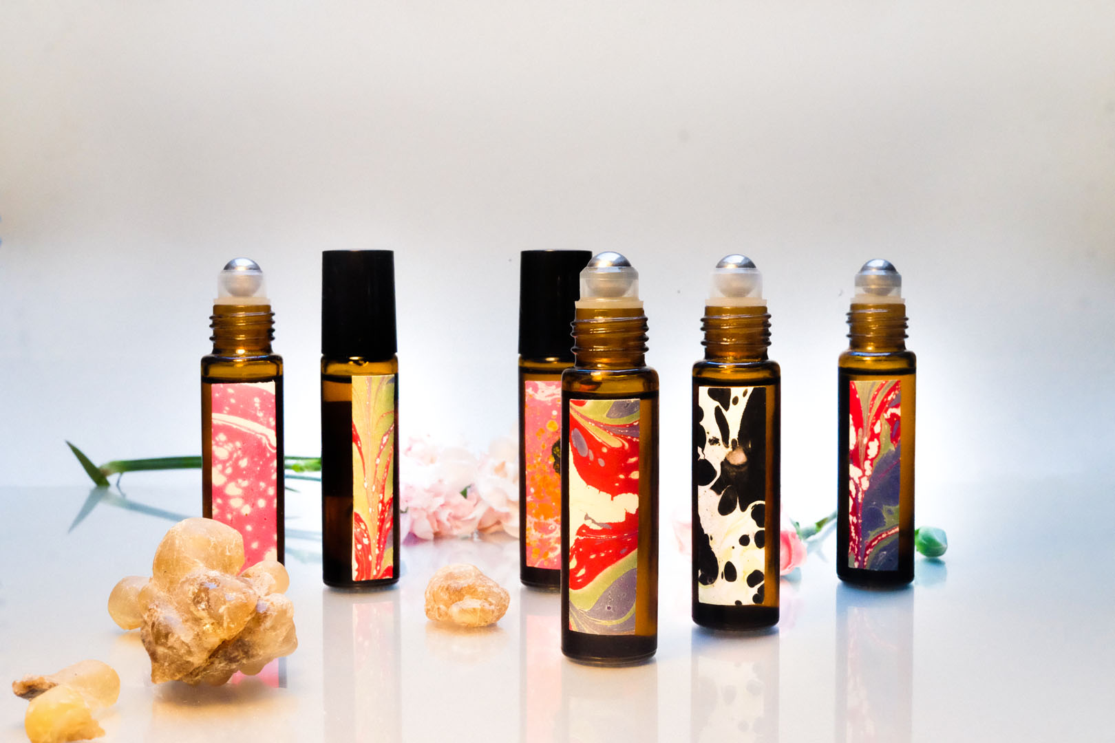 Proces tworzenia perfum — olejki, żywice, zioła i składniki naturalne