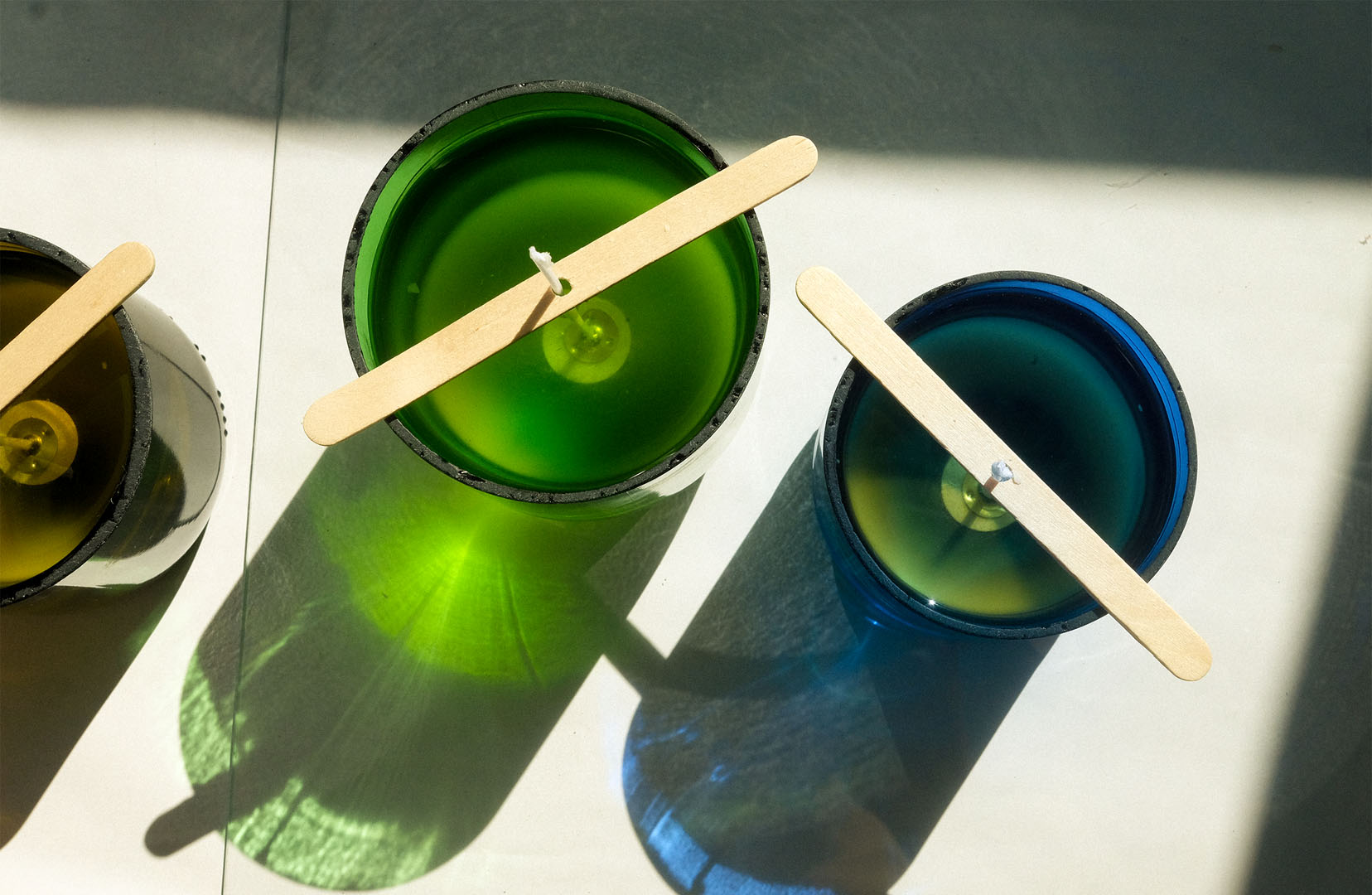 Świece sojowe w ciętych butelkach — eko recykling