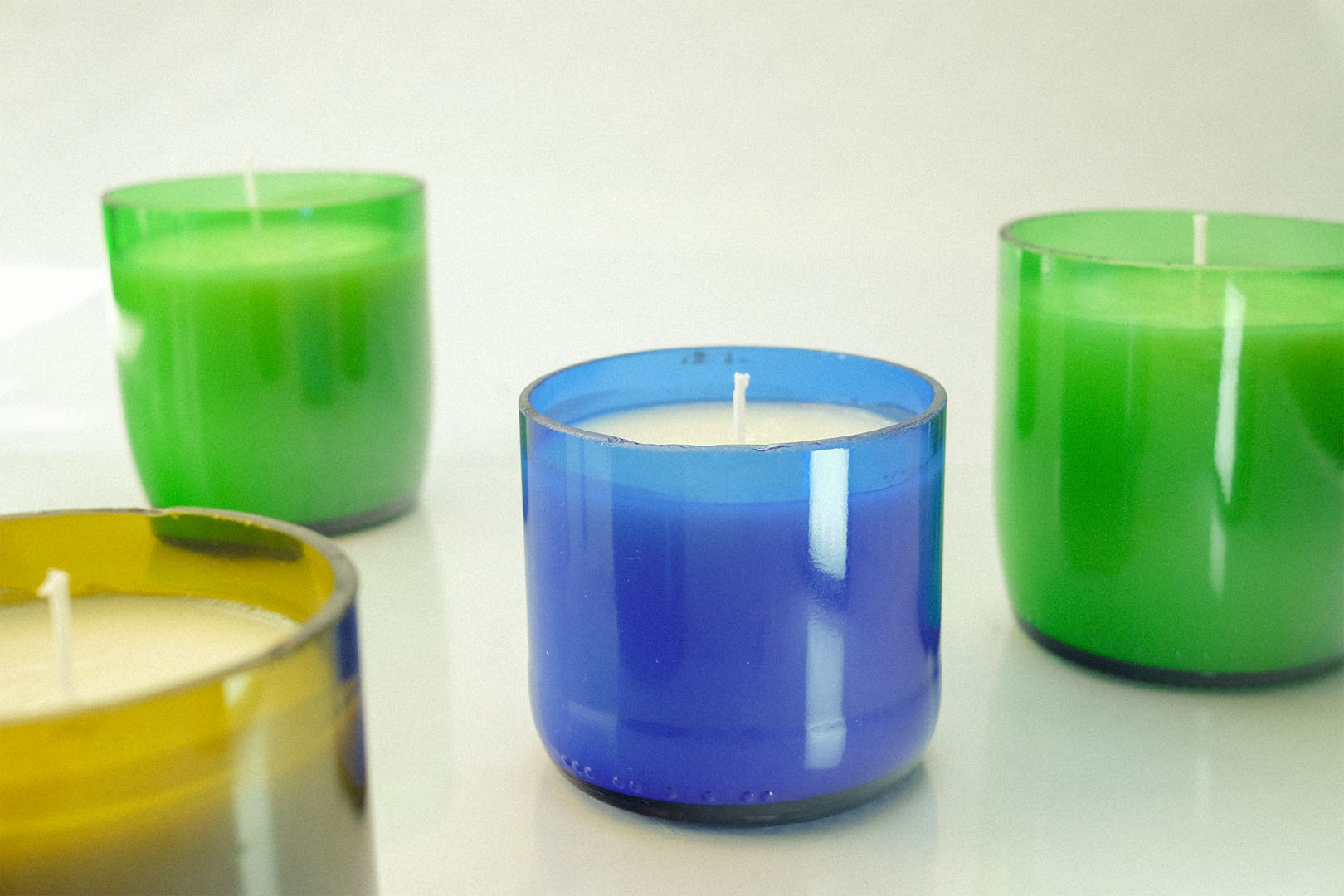 Świece sojowe w ciętych butelkach